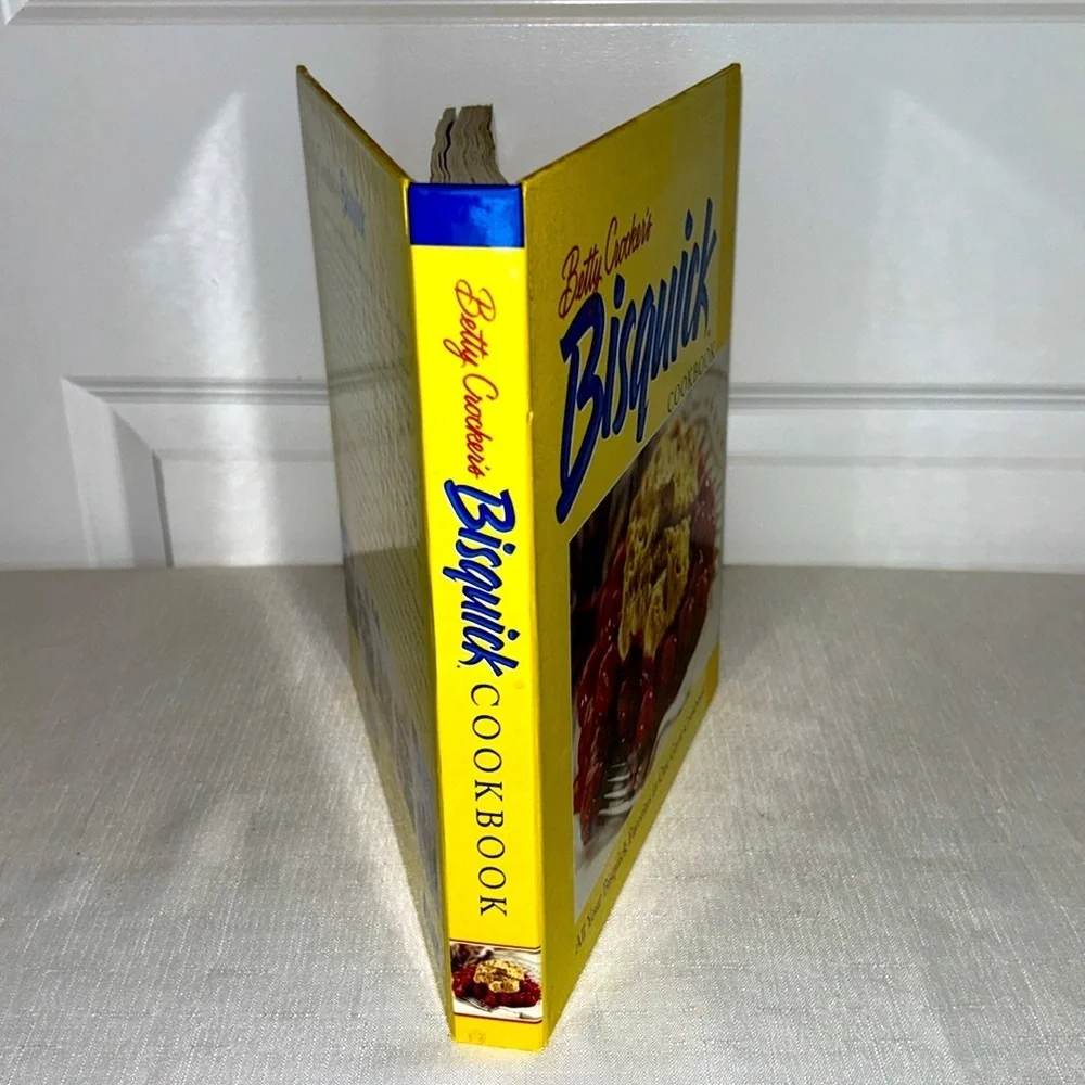 Betty Crocker’s Bisquick Cookbook Vintage ©️2000 First Edition, Great Condition